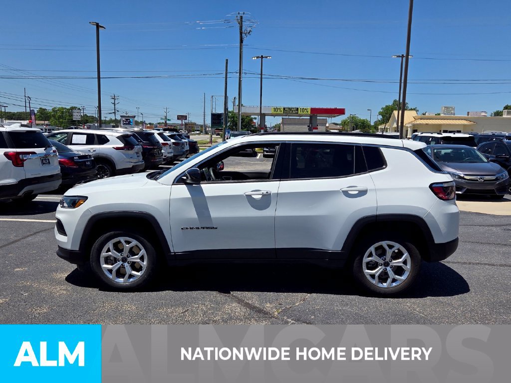 Used 2025 Jeep Compass Latitude AWD/4WD image 4