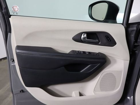 Used 2023 Chrysler Pacifica Touring-L image 20