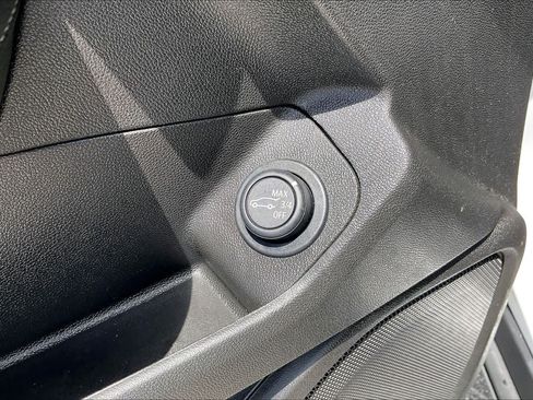 Used 2022 GMC Terrain SLT w/ Infotainment Package II FWD image 15