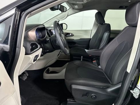 Used 2024 Chrysler Voyager LX image 11