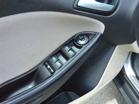 Used 2013 Ford Focus SE FWD image 8