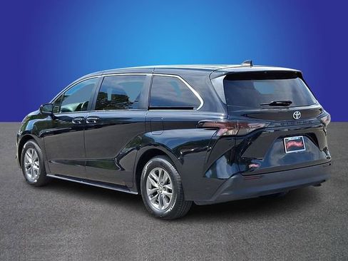 Used 2024 Toyota Sienna LE FWD image 6