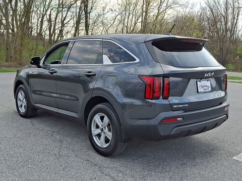 Used 2023 Kia Sorento LX image 4