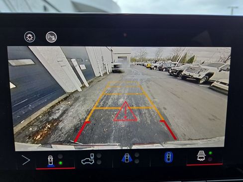 Used 2024 GMC Canyon AT4 w/ Technology Package image 16