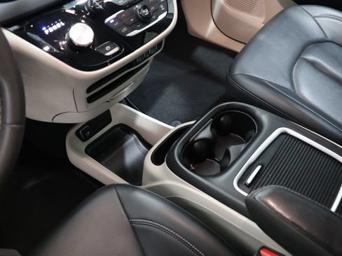 Used 2024 Chrysler Pacifica Touring-L FWD image 29