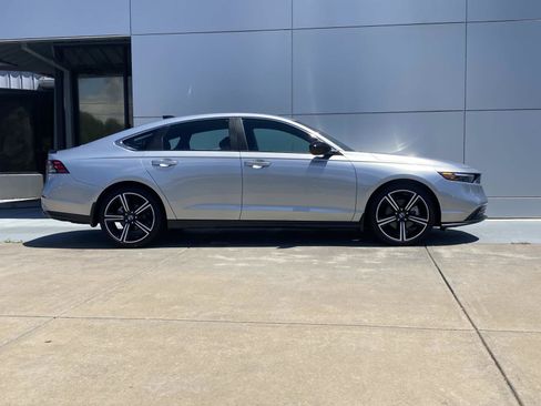 Used 2025 Honda Accord Sport image 3