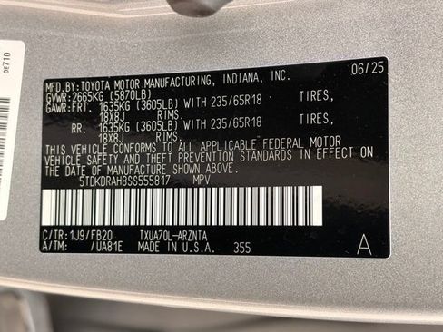 Used 2025 Toyota Highlander LE FWD image 21