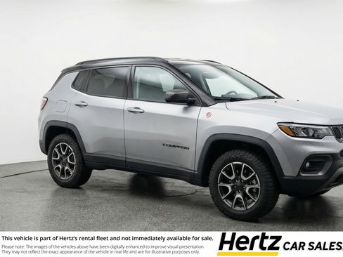 Used 2025 Jeep Compass Trailhawk image 1