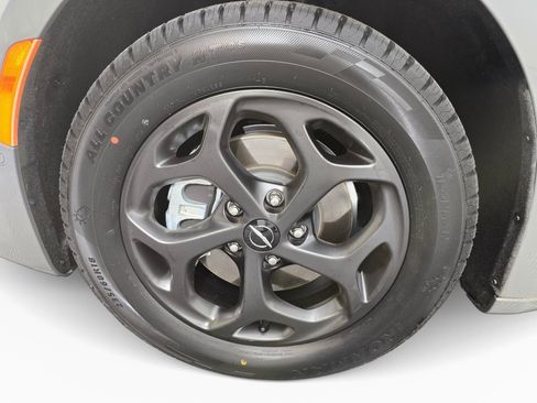 Used 2023 Chrysler Pacifica Limited w/ Uconnect Theater Family Group FWD image 10