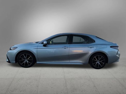 Used 2021 Toyota Camry SE image 3