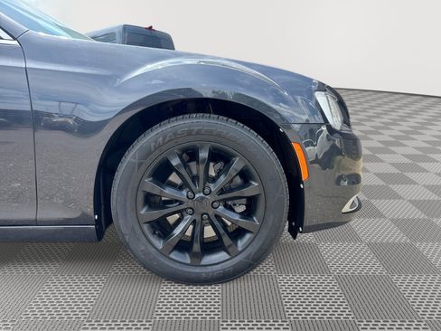 Used 2015 Chrysler 300 C w/ Light Group AWD/4WD image 31
