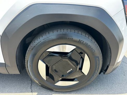 Used 2024 Kia EV9 Light Long Range RWD image 9