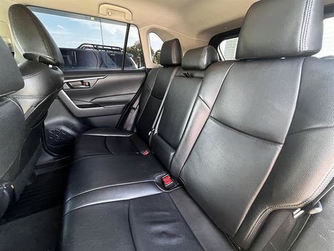 Used 2019 Toyota RAV4 LE FWD image 10