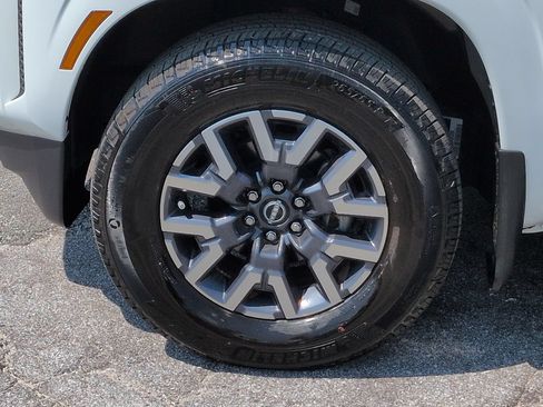 Used 2024 Nissan Frontier SL w/ Technology Package RWD image 11