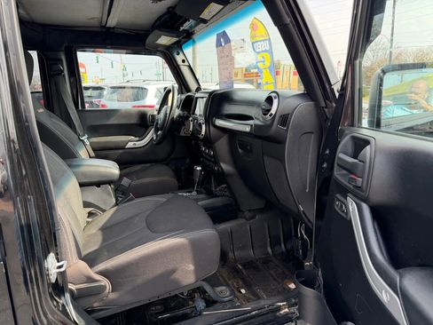 Used 2014 Jeep Wrangler Unlimited Sahara AWD/4WD image 12