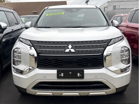 Used 2025 Mitsubishi Outlander SE image 2