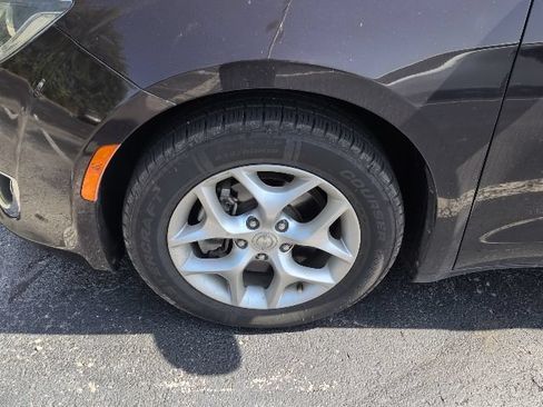 Used 2018 Chrysler Pacifica Touring Plus FWD image 4