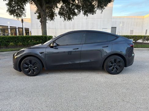 Used 2024 Tesla Model Y Long Range AWD/4WD image 2