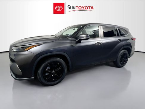 Used 2023 Toyota Highlander LE FWD image 9