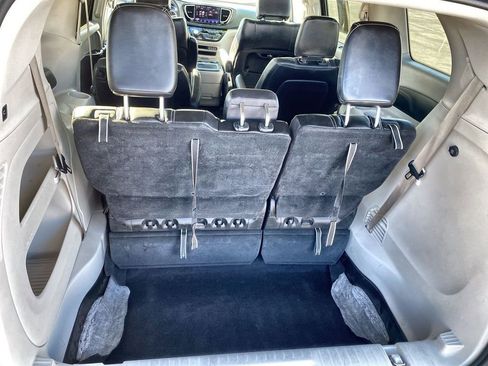 Used 2023 Chrysler Pacifica Touring-L FWD image 25
