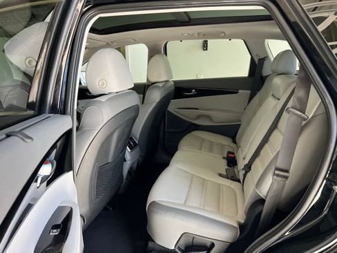 Used 2019 Kia Sorento SX image 19