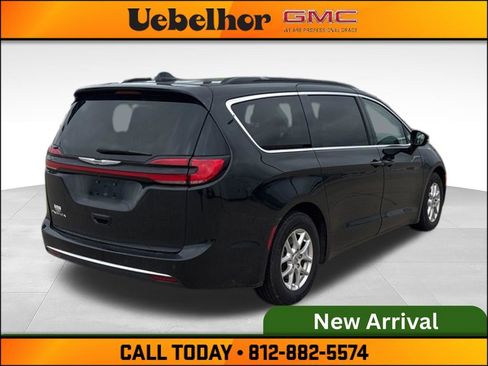 Used 2022 Chrysler Pacifica Touring-L FWD image 4