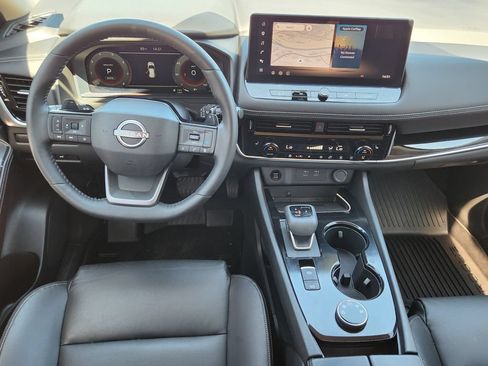 Used 2025 Nissan Rogue SL AWD/4WD image 26