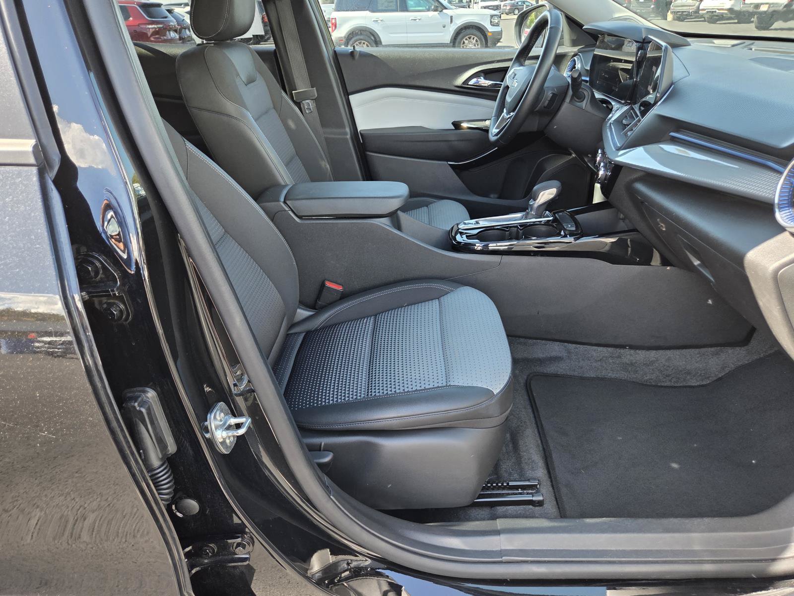 Used 2025 Chevrolet Trax LT w/ LT Convenience Package FWD image 20