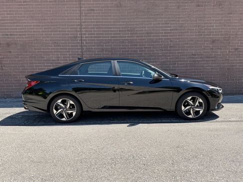 Used 2023 Hyundai Elantra Limited w/ Preferred Accessory Package FWD image 6