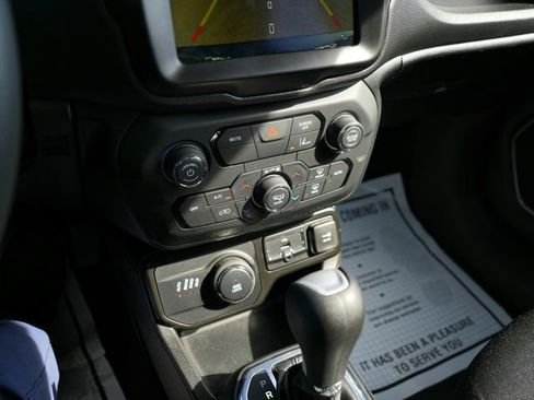 Used 2023 Jeep Renegade Latitude AWD/4WD image 16