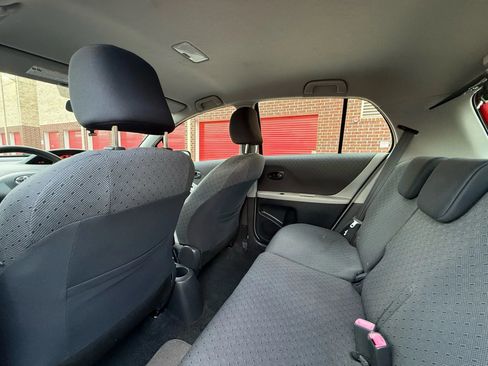 Used 2010 Toyota Yaris 4-Door Hatchback image 12