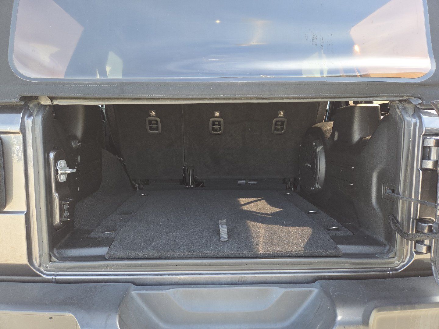 Used 2018 Jeep Wrangler Unlimited Sahara AWD/4WD image 17