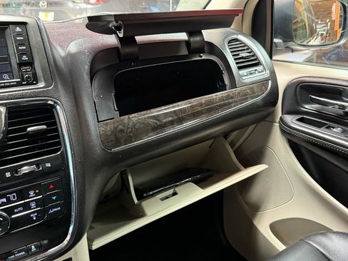 Used 2014 Chrysler Town & Country Touring FWD image 22