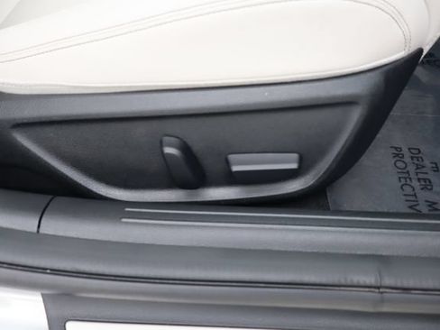 Used 2025 Genesis G70 2.5T RWD image 13