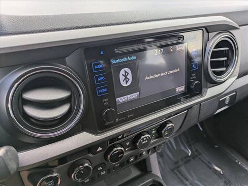Used 2017 Toyota Tacoma TRD Off-Road w/ Premium & Technology Package AWD/4WD image 11