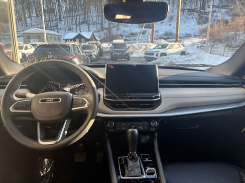 Used 2025 Jeep Compass Limited image 34