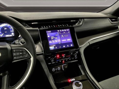 Used 2025 Jeep Grand Cherokee Laredo X w/ Luxury Tech Group I image 9