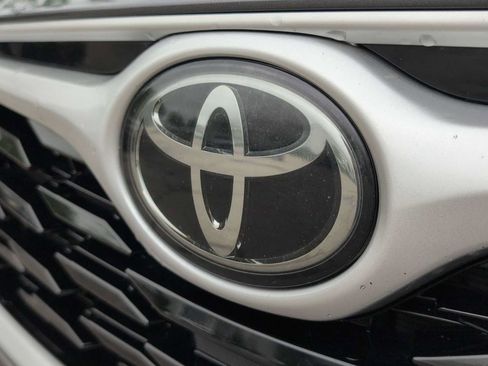 Used 2021 Toyota Highlander LE AWD/4WD image 12