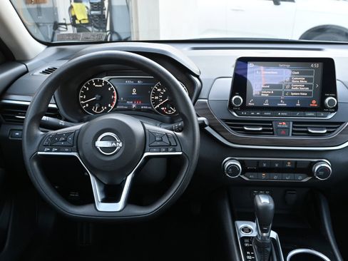 Used 2024 Nissan Altima 2.5 SV image 23