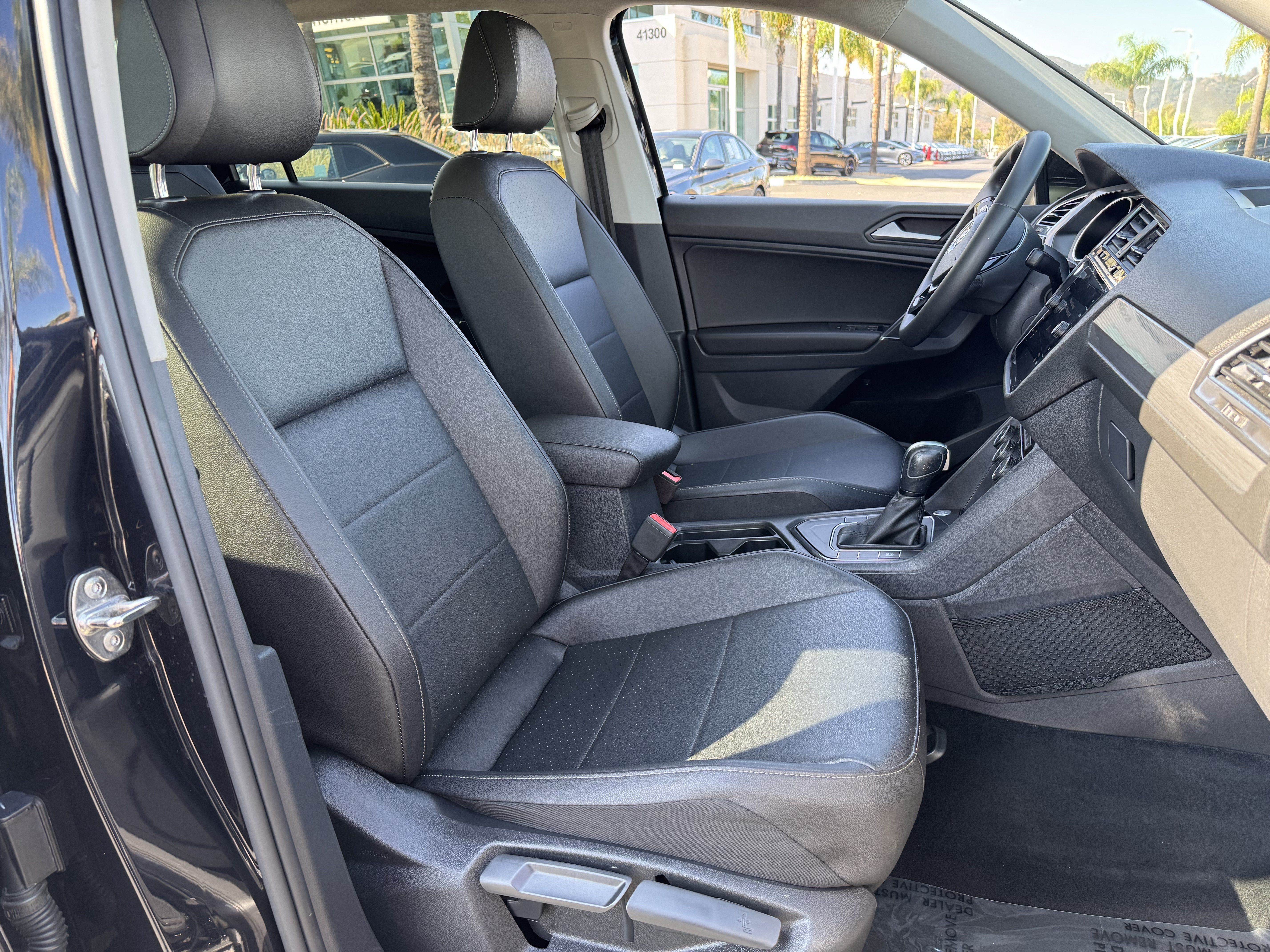 Used 2020 Volkswagen Tiguan SE w/ Panoramic Sunroof Package FWD image 31