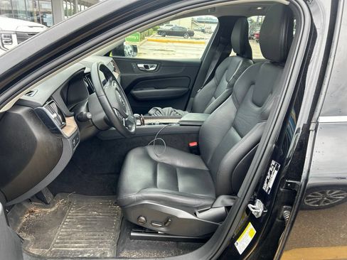 Used 2022 Volvo XC60 B5 Momentum w/ Protection Package Premier FWD image 10