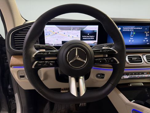 Used 2025 Mercedes-Benz GLS 450 4MATIC image 16