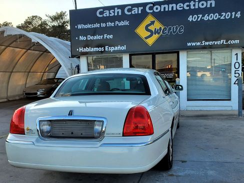 Used 2006 Lincoln Town Car Signature Limited image 11