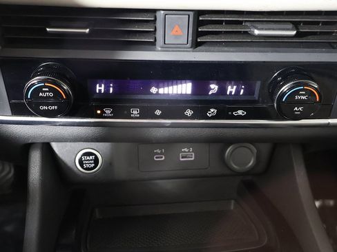 Used 2023 Nissan Rogue SV image 38