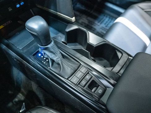 Used 2025 Toyota Camry SE w/ Convenience Package image 25