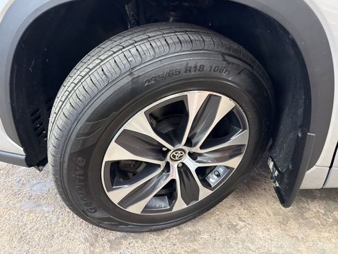 Used 2022 Toyota Highlander XLE image 4