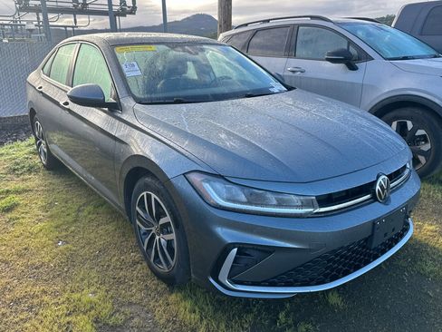 Used 2025 Volkswagen Jetta SE image 2