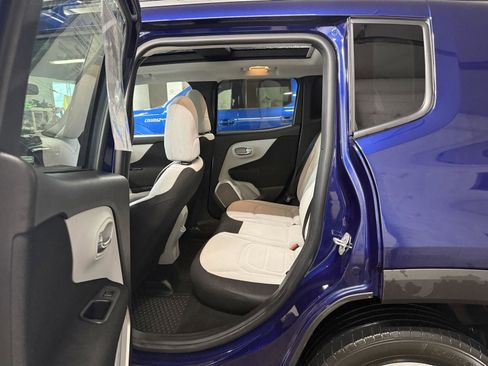 Used 2018 Jeep Renegade Latitude w/ UConnect 8.4 Nav Group AWD/4WD image 18