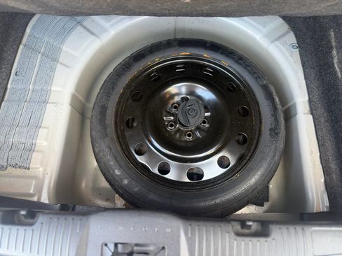 Used 2012 Lincoln MKS AWD image 21