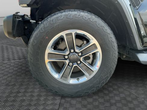 Used 2018 Jeep Wrangler Unlimited Sahara AWD/4WD image 14